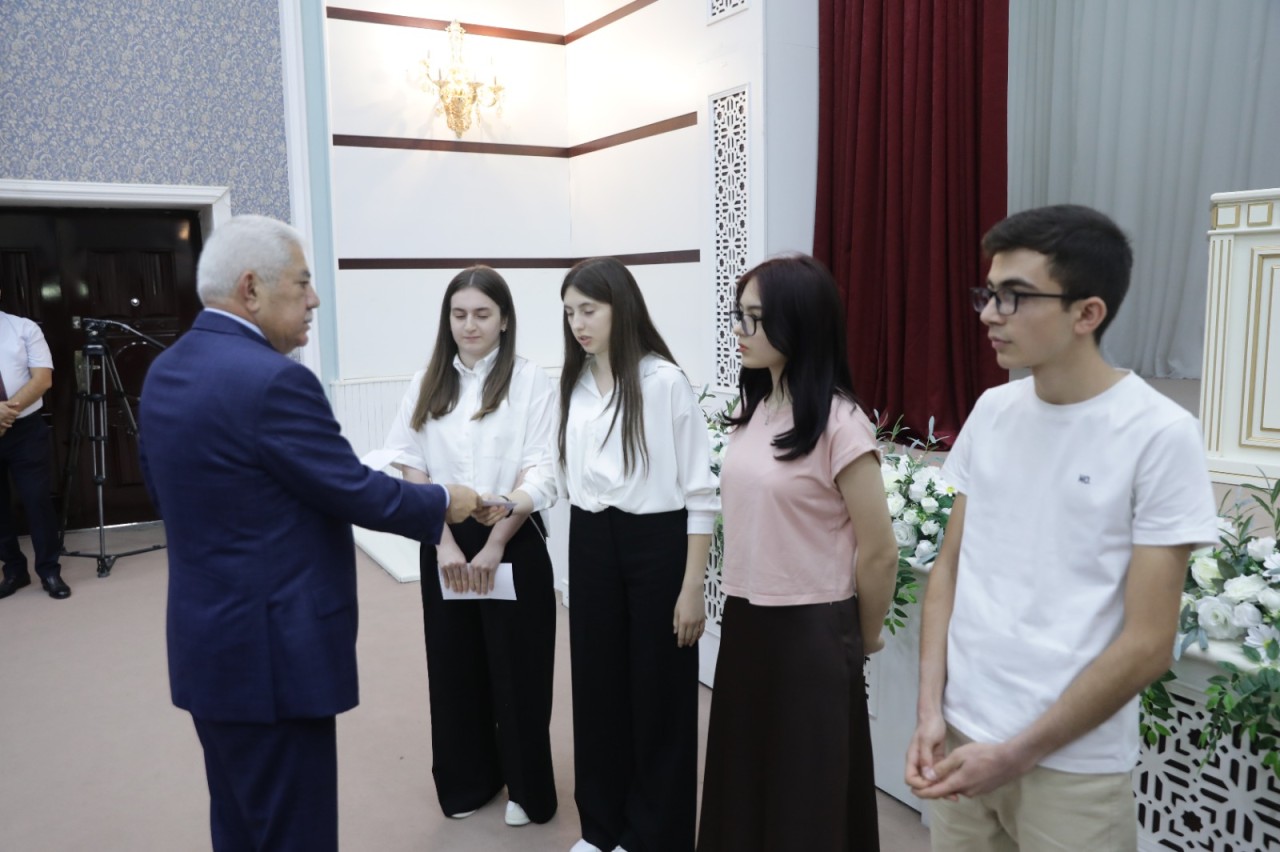 Deputat Ağalar Vəliyev Xaçmazda yüksək balla qəbul olan tələbələri mükafatlandırdı - FOTOLAR